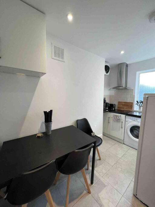 Fully Equipped 2 Bed Flat On Old Compton St! Apartment London Bagian luar foto